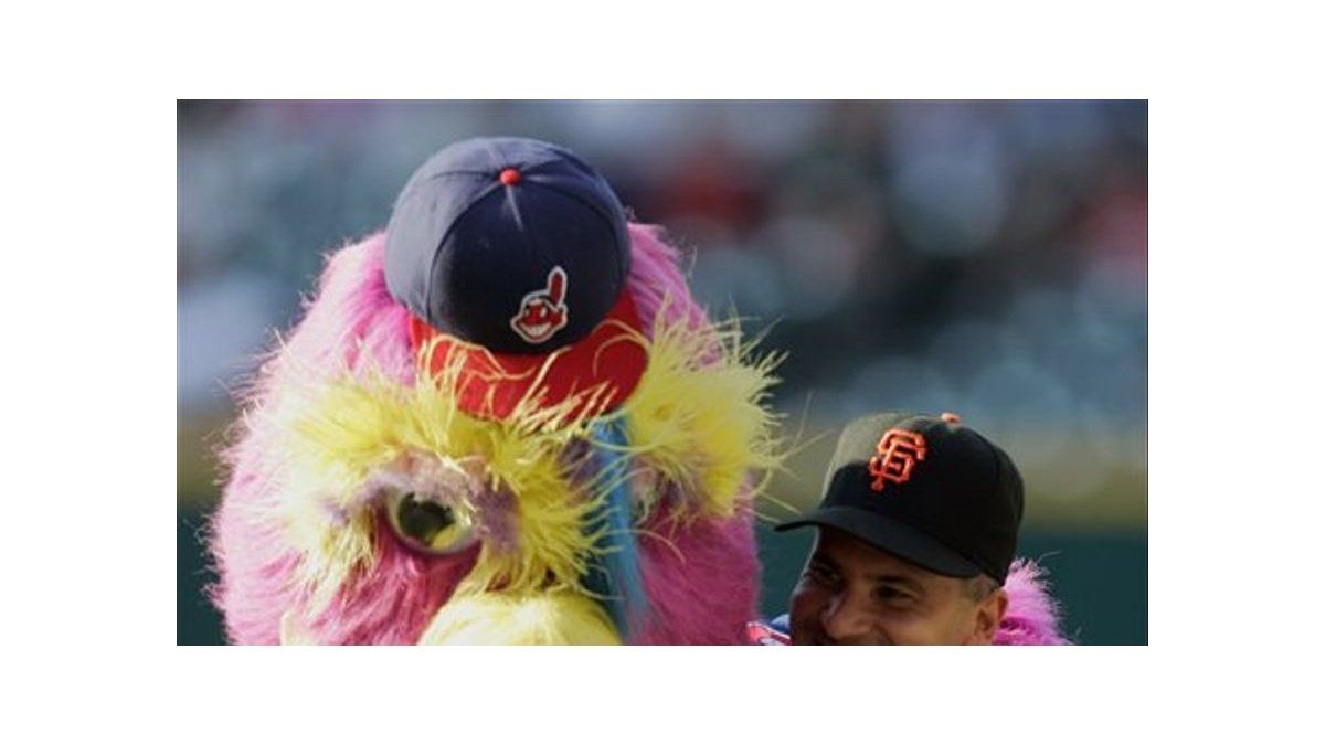 Regreso emotivo de Vizquel a Cleveland