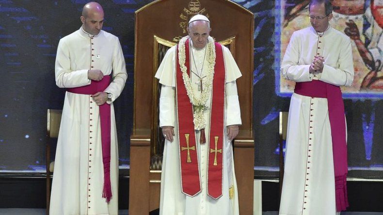 El papa Francisco llega a la zona cero del supertifón en Filipinas