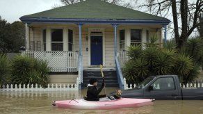 Residentes de California evalúan daño tras inundaciones