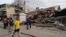 Residentes permanecen en la calle junto a varios bloques de viviendas dañados por los terremotos, en la localidad de Catia La Mar, en el estado costero de La Guaira (Venezuela) este jueves. Residentes permanecen en la calle junto a varios bloques de viviendas dañados por los terremotos, en la localidad de Catia La Mar, en el estado costero de La Guaira (Venezuela) este jueves.