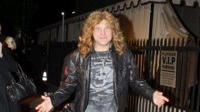 Steven Adler rompe su silencio tras apuñalarse accidentalmente