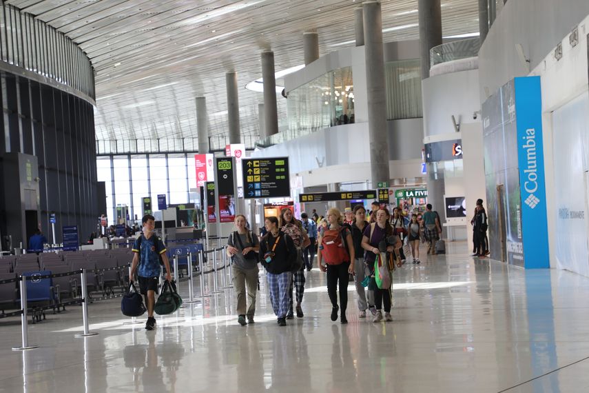 Del total de pasajeros, 263,069 desembarcaron en el Aeropuerto de Tocumen (un 10% más que en 2024, equivalente a 23,544 viajeros adicionales), mientras que 259,826 embarcaron desde la principal terminal aérea del país con un leve incremento del 1% (3,280 pasajeros más). Del total de pasajeros, 263,069 desembarcaron en el Aeropuerto de Tocumen (un 10% más que en 2024, equivalente a 23,544 viajeros adicionales), mientras que 259,826 embarcaron desde la principal terminal aérea del país con un leve incremento del 1% (3,280 pasajeros más).
