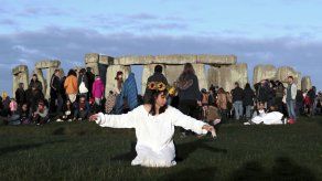 Solsticio: 10.000 contemplan amanecer en Stonhenge