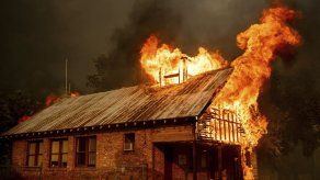 California: residentes huyen de incendio que arrasó pueblos