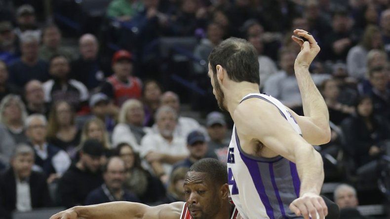 Wade anota 31, Bulls desperdician ventaja pero ganan a Kings