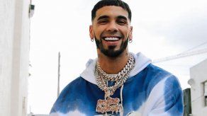 Anuel AA sorprendió a sus seguidores con una foto junto a una chica.
