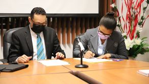 Firma de acuerdo entre funcionarios de compras de la CSS y administrativos de la entidad.
