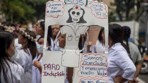 Trabajadores de salud siguen en protestas pese a anuncios de Maduro