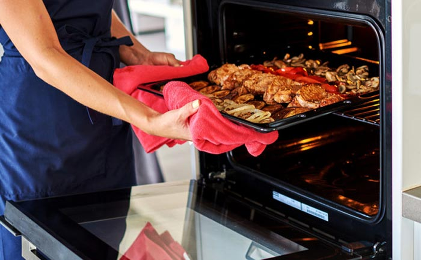¿Qué debo evitar al estar mucho tiempo en el horno cocinando la cena navideña?