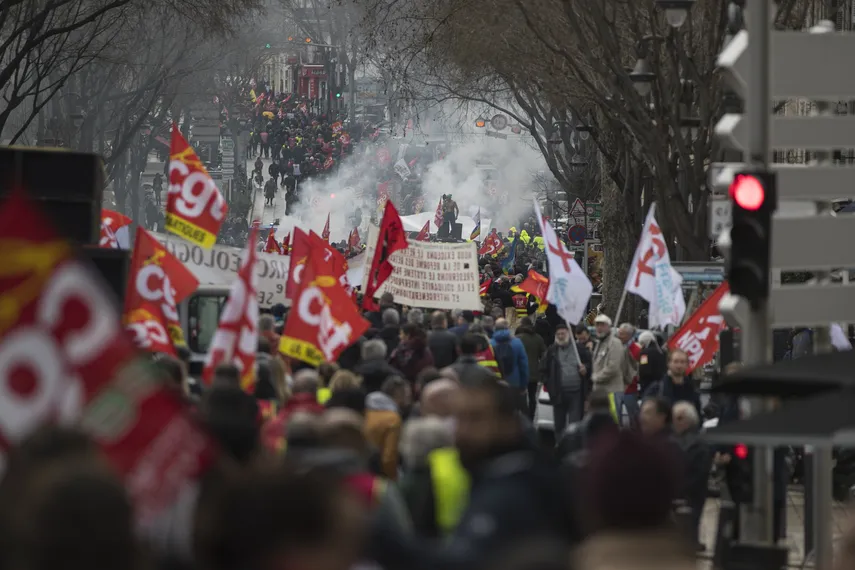 Macron promulga la reforma de las pensiones en Francia pese a las protestas.