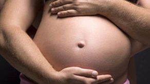 Niña embarazada rescatada en Colombia se reúne con su familia en Ecuador