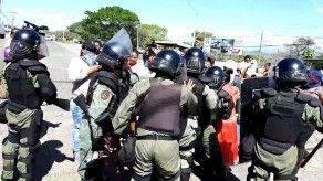 Policía despejó a manifestantes que protestaron para pedir legalización de tierras en Chiriquí Policía despejó a manifestantes que protestaron para pedir legalización de tierras en Chiriquí