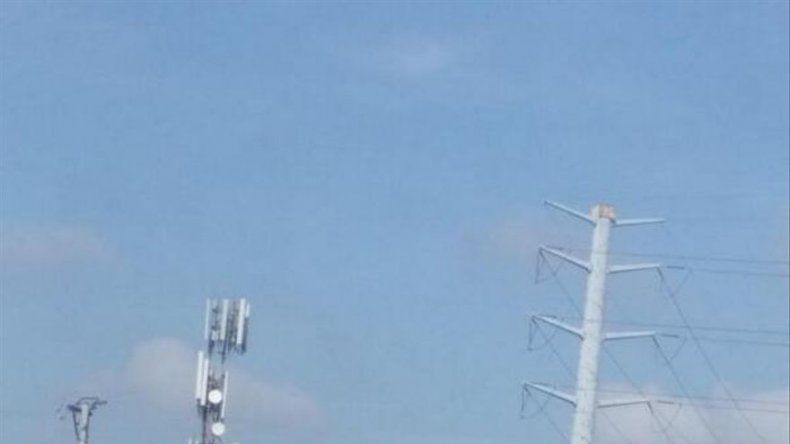 Camión de reparto se vuelca en Brisas del Golf