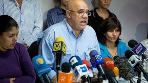 Una oposición golpeada intentará en 2017 reavivar presión por salida de Maduro