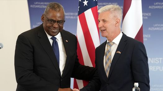 El secretario de Defensa estadounidense Lloyd Austin y el ministro de Defensa letón, Artis Pabriks.