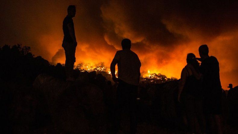 Portugal lucha contra un gran incendio en el sur del país