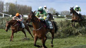 Rachel Blackmore, primera mujer que gana carrera Grand National inglesa
