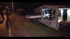 Video: Camioncito choca contra el portal de una casa