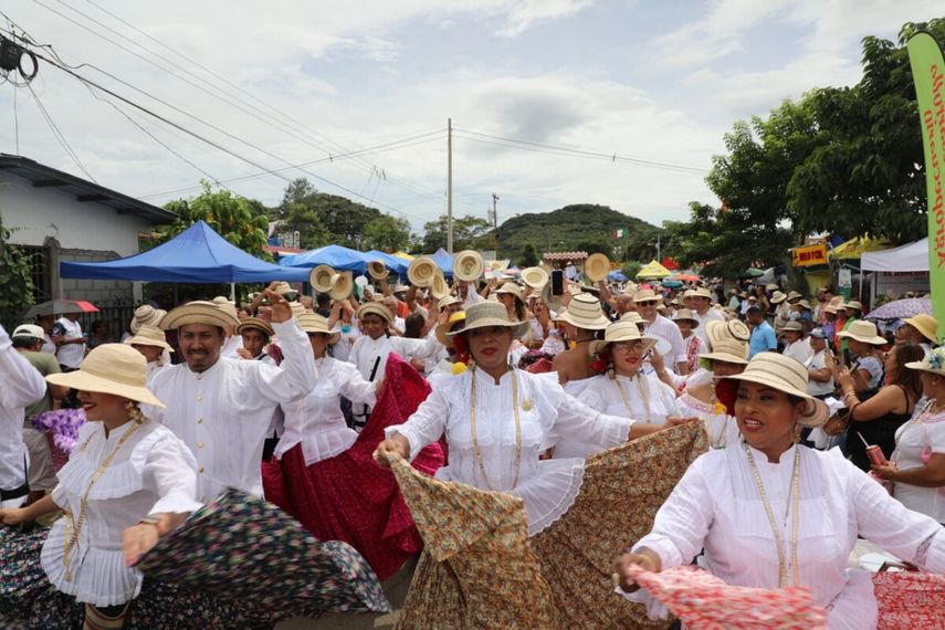 Despliegue de tradición en el Festival del Sombrero Pintao