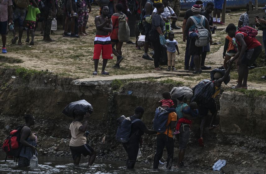 Cientos de migrantes pasan por la selva del Darién.