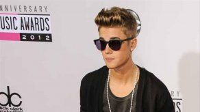 Un guardia vigila a Justin Bieber mientras duerme