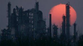 Caen acciones ante alza de petróleo