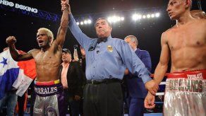 Jezreel Corrales retiene súper campeonato mundial tras vencer a Castellanos