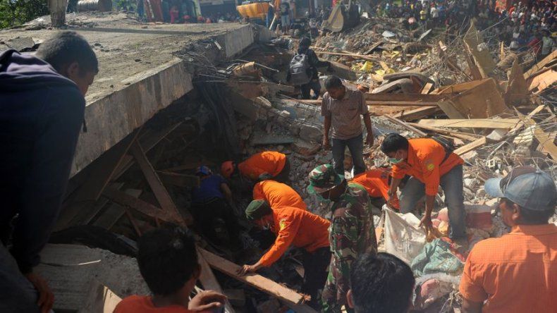 Potente sismo en Indonesia deja al menos 97 muertos