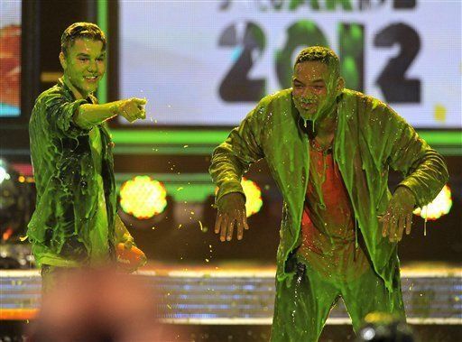La lluvia verde cae sobre las estrellas en Premios Kids Choice