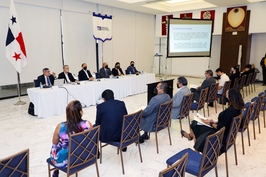 Reunión sostenida por los magistrados del Tribunal Electoral y los integrantes de la Comisión Nacional de Reformas Electorales(CNRE).