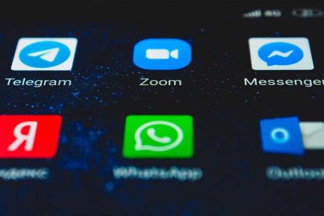 Al centro los iconos de las aplicaciones de Zoom y WhatsApp.