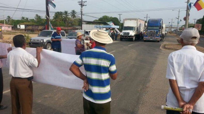 Jubilados cierran vía Panamericana por retraso en pago de XIII mes