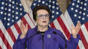 Entre las mujeres, las de 50 años o más tienden a pensar que se ha logrado grandes avances en ciertas áreas como el liderazgo o en las oportunidades de empleo y de educación.
