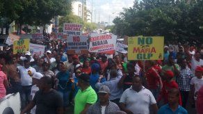 Decenas de dominicanos se manifiestan para exigir baja de precio combustible Decenas de dominicanos se manifiestan para exigir baja de precio combustible