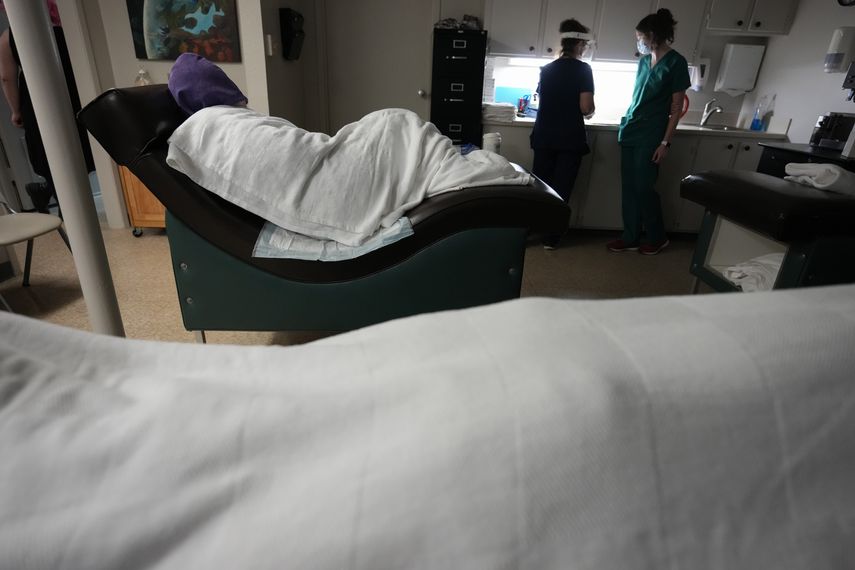 Algunas mujeres en Texas prefieren trasladarse a otros Estados porque aseguran que no soportarían otro bebé.