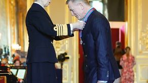 La princesa Ana entrega la condecoración a Daniel Craig.