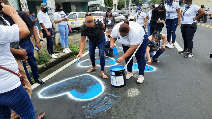 Familiares de las víctimas de la tragedia del Bus 8B-06 pintan 18 corazones azules en La Cresta.