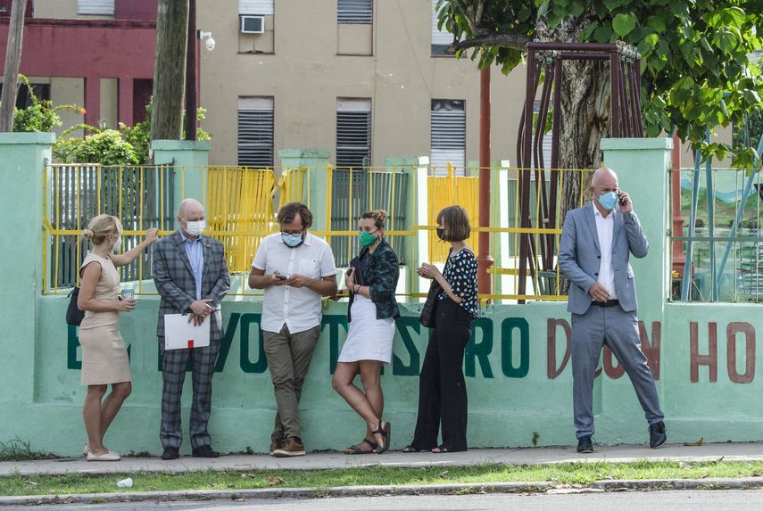 Familiares de ambos artistas llegaron más temprano al tribunal