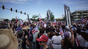Gobernador de Puerto Rico enfrenta multitudinaria marcha y paro general