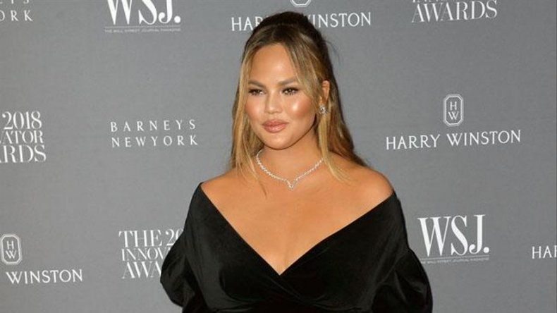 Chrissy Teigen pide ayuda en las redes sociales para lograr que su hija coma de todo