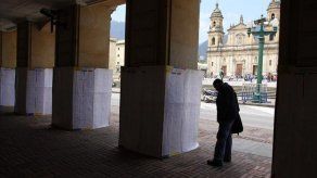 Desplazados desalojan la Plaza de Bolívar de Bogotá para la jornada electoral