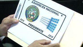 Solo dos diputados acudieron a la entrega de placas nuevas