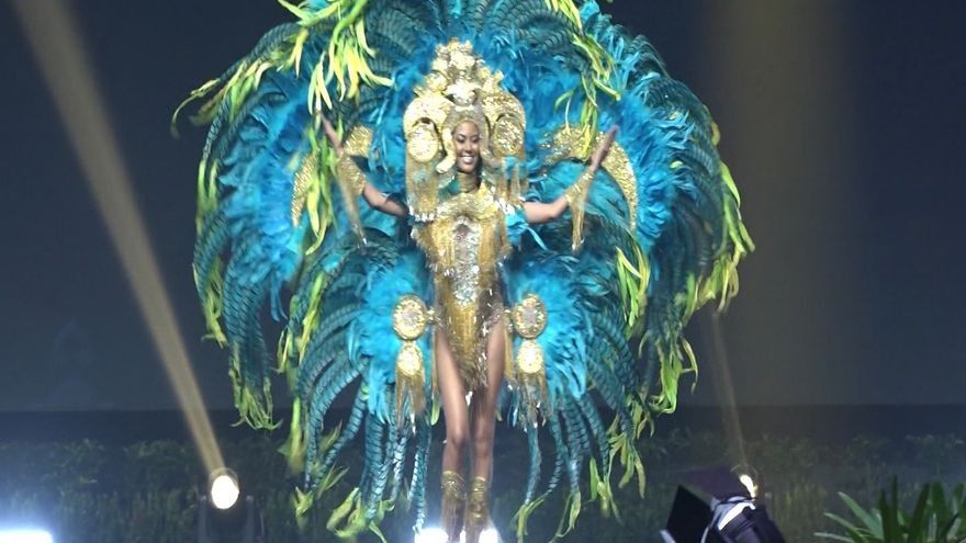 Pasarela de Rosa Montezuma en la competencia de Trajes de Fantasía