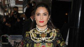 Salma Hayek teme perjudicar la reputación de su marido con su vestuario