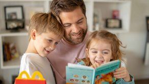 Desde hace 8 años, ArcosDorados promoviendo la lectura infantil en todos losrestaurantes McDonald’s, la cual permite escoger entre un libro o un juguete concada menú de Cajita Feliz.