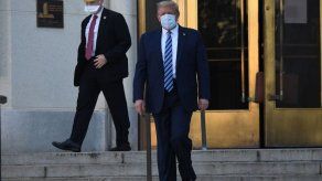 Trump sale de hospital militar tras recibir tratamiento por COVID-19