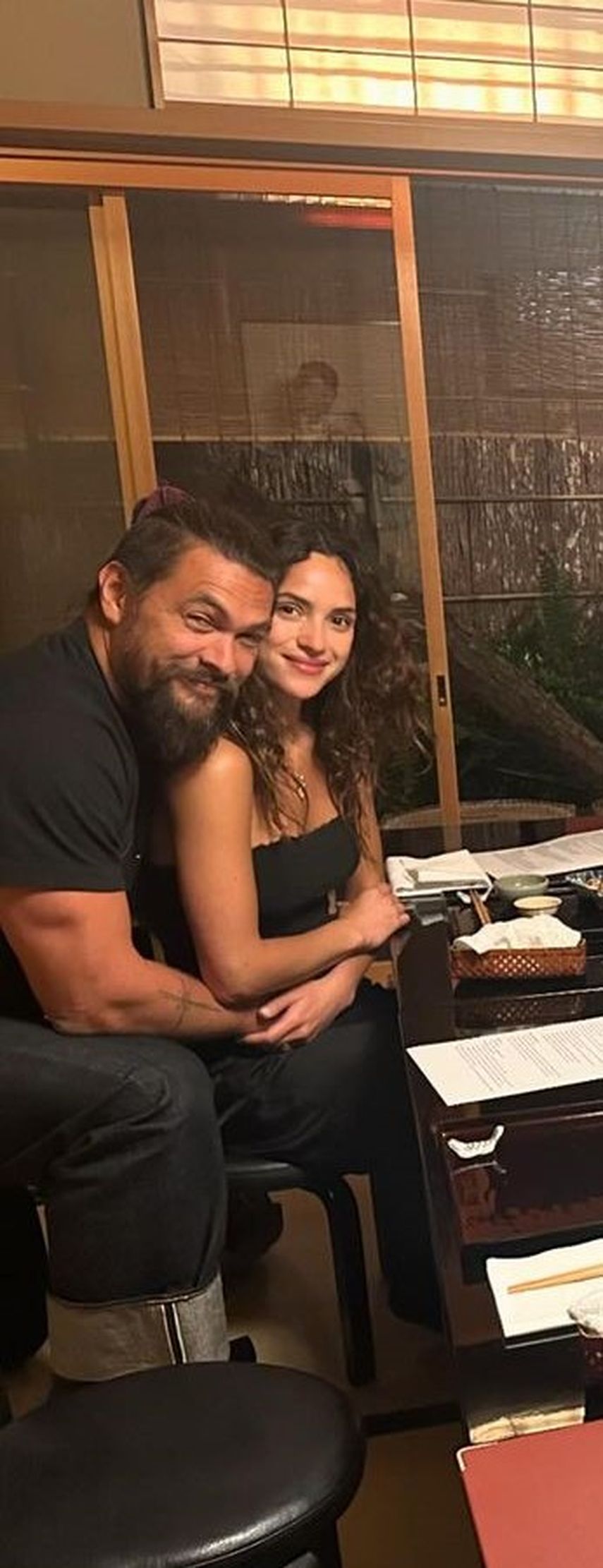 Jason Momoa junto a Adriana Arjona en Japón Jason Momoa junto a Adriana Arjona en Japón
