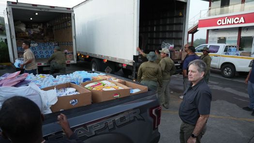 Ministro de Ambiente, Juan Carlos Navarro, inspecciona apoyo tras el terremoto. Ministro de Ambiente, Juan Carlos Navarro, inspecciona apoyo tras el terremoto.