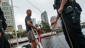 Arrestan al Teniente Dan, el hombre que se hizo famoso por quedarse en su bote durante el huracán Milton