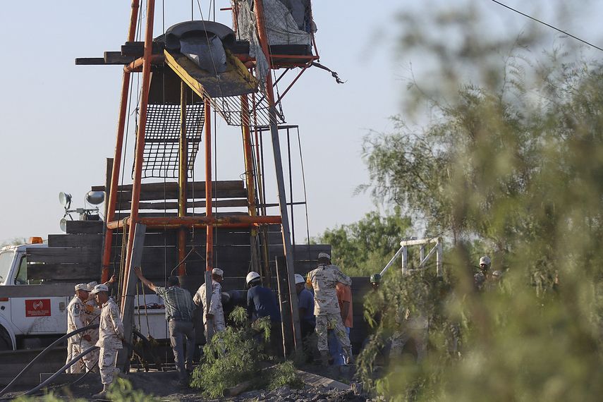 Familiares de los trabajadores protagonizaban dramáticas escenas alrededor de la mina